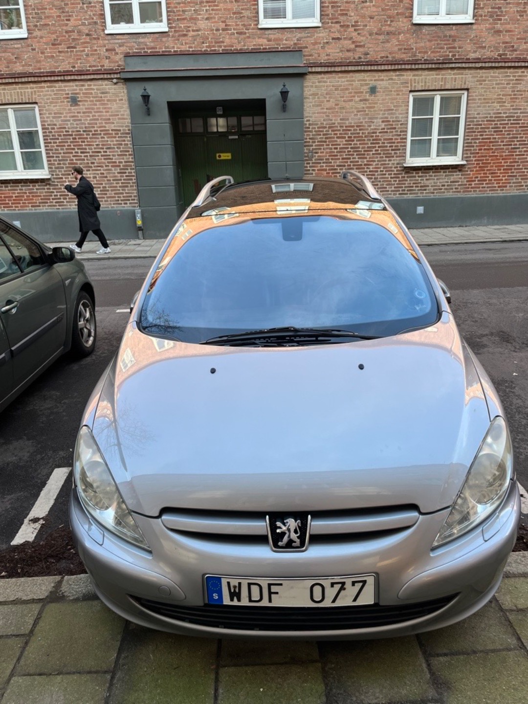 Fria mil bil med dragkrok