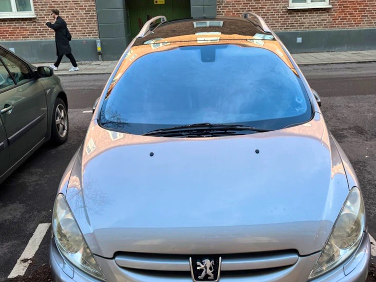 Fria mil bil med dragkrok