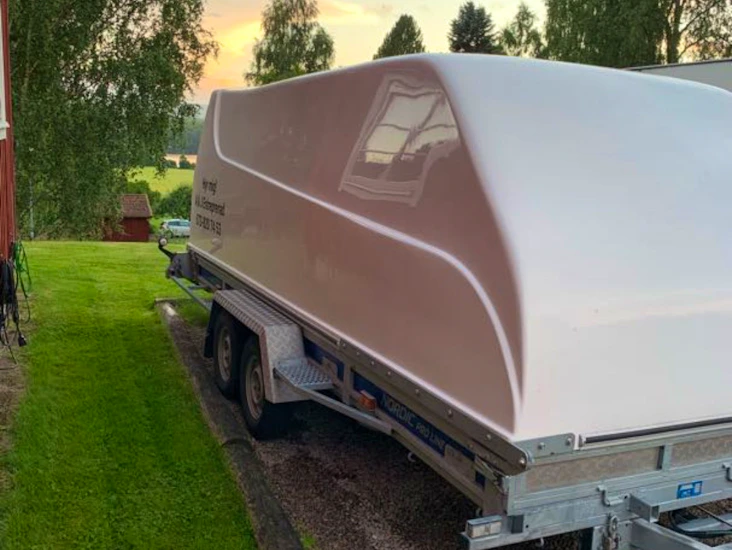 Stort kåpsläp/biltransport