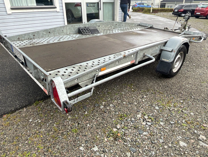 Biltransport/ biltrailer bromsat. transport av 4 hjulning motorcykel pool jacuzzi tank byggmaterial trall.