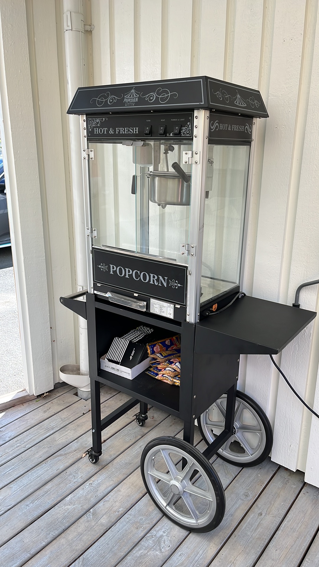 Svart popcornmaskin med vagn