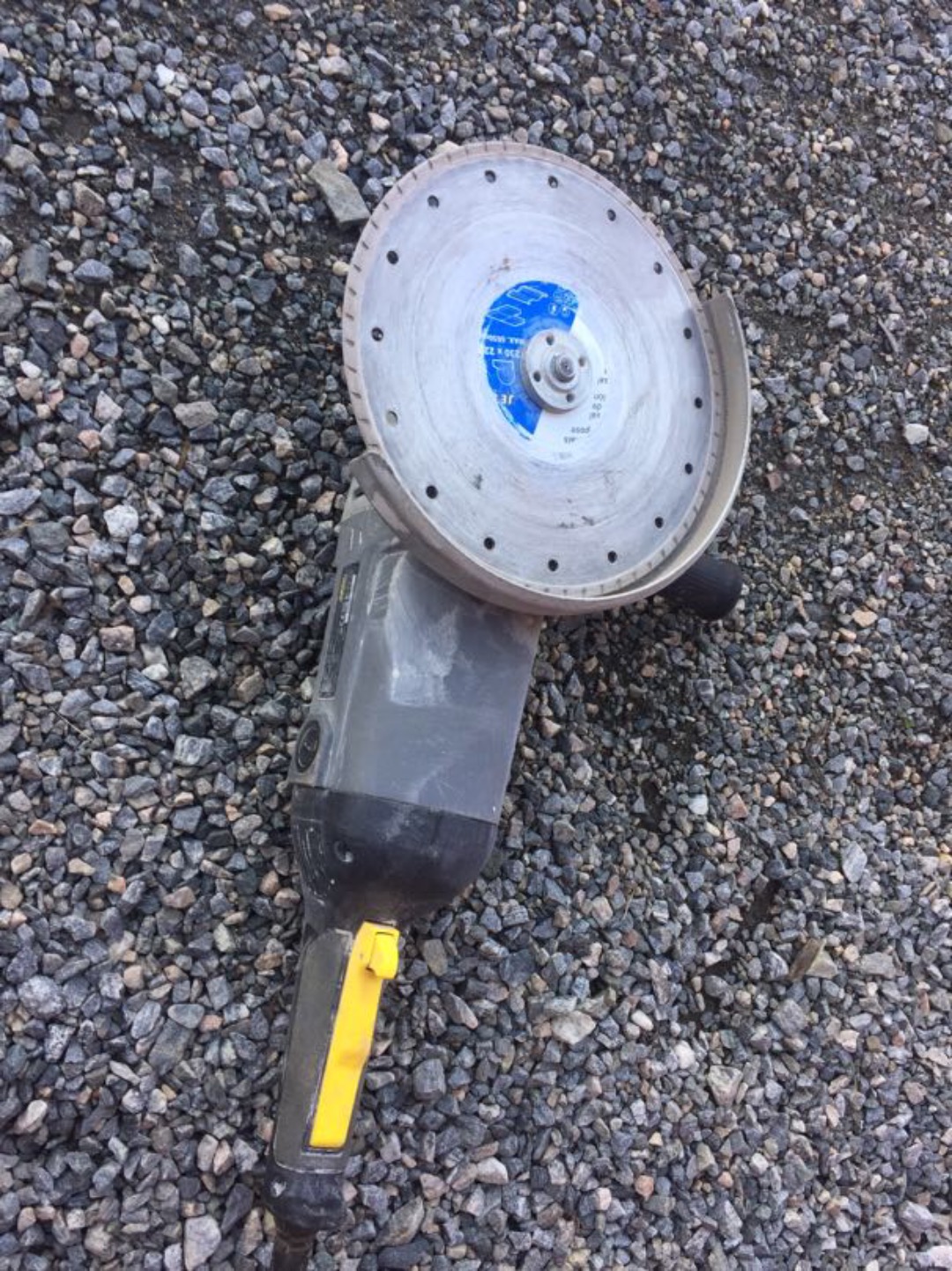 Stor vinkelsliper med diamantblad
