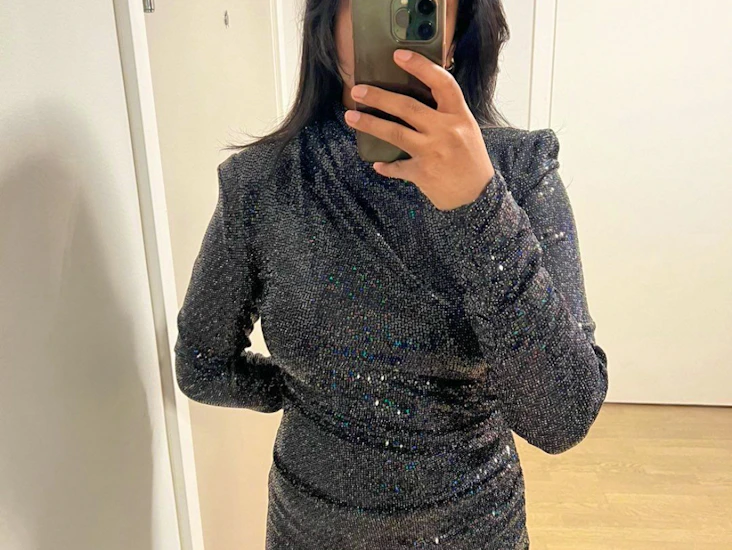 Paljettkjole med puff skuldre