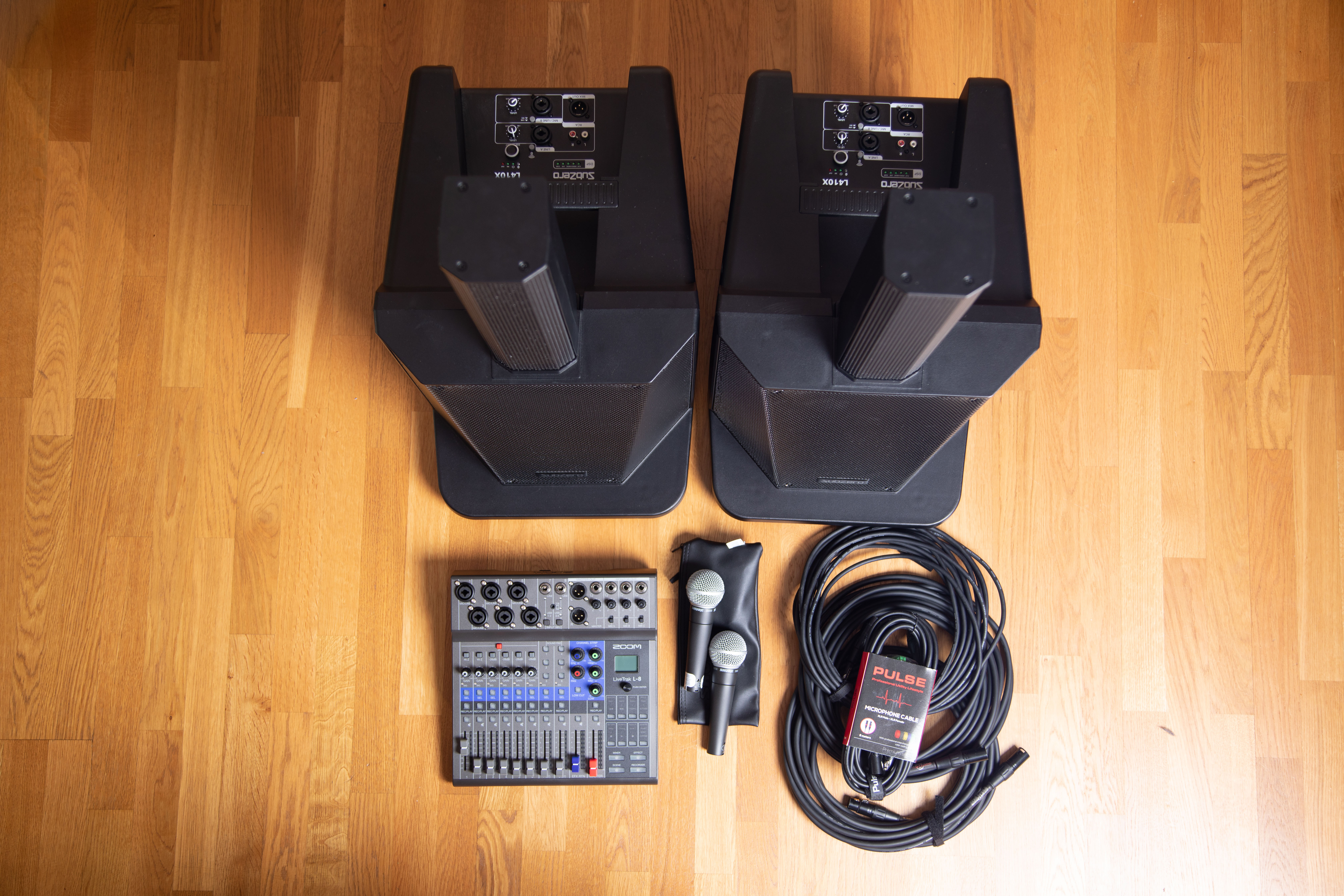 Pa-høyttalere med mikrofoner, mikser og kabler