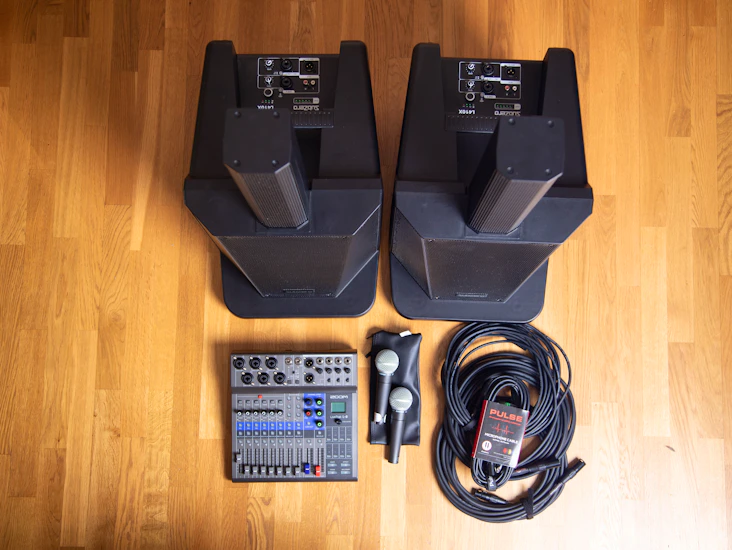 Pa-høyttalere med mikrofoner, mikser og kabler