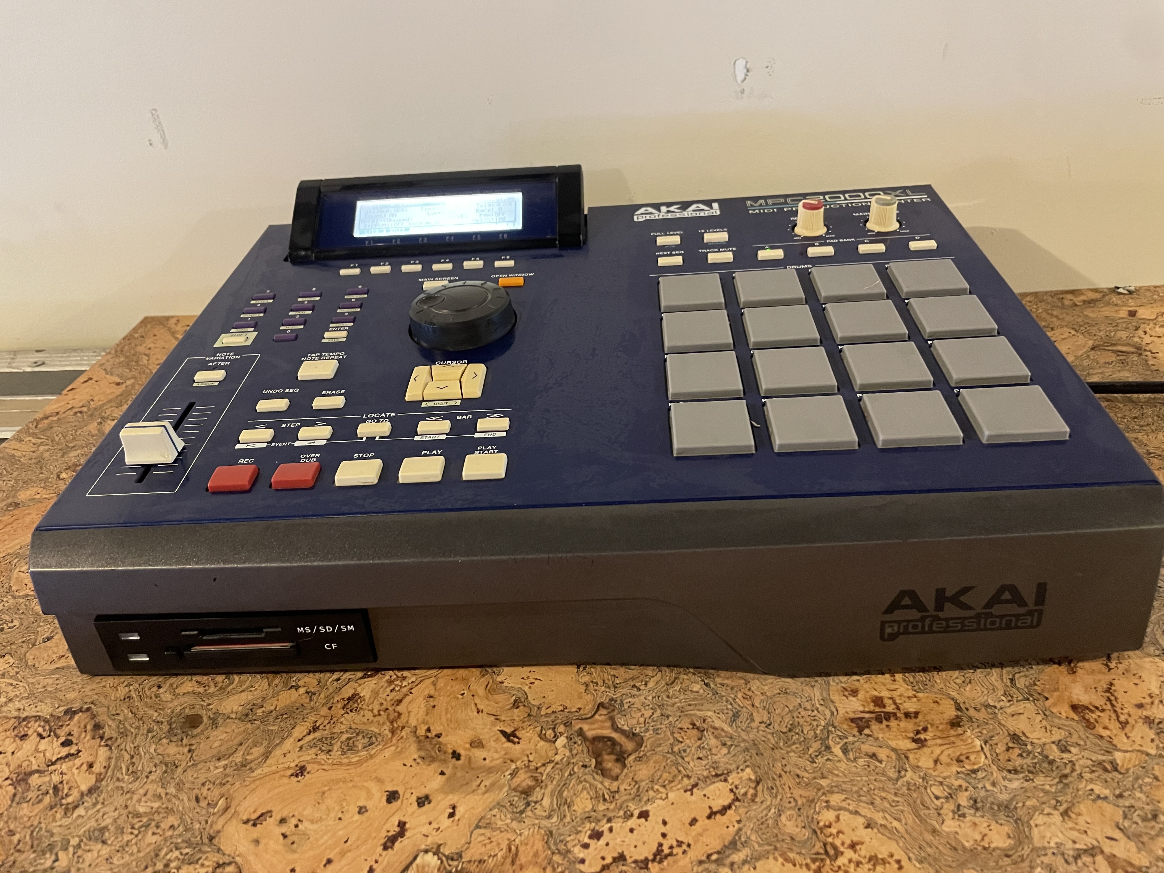 Akai mpc2000xl blue – eb16 effects, 8 outputs & card reader