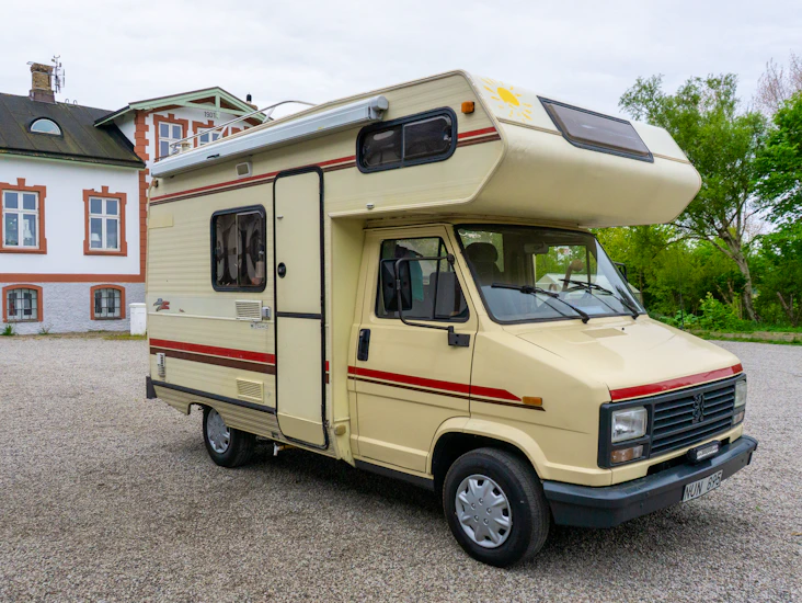 Uthyres: mysig husbil för familjesemestern – 4 bäddar