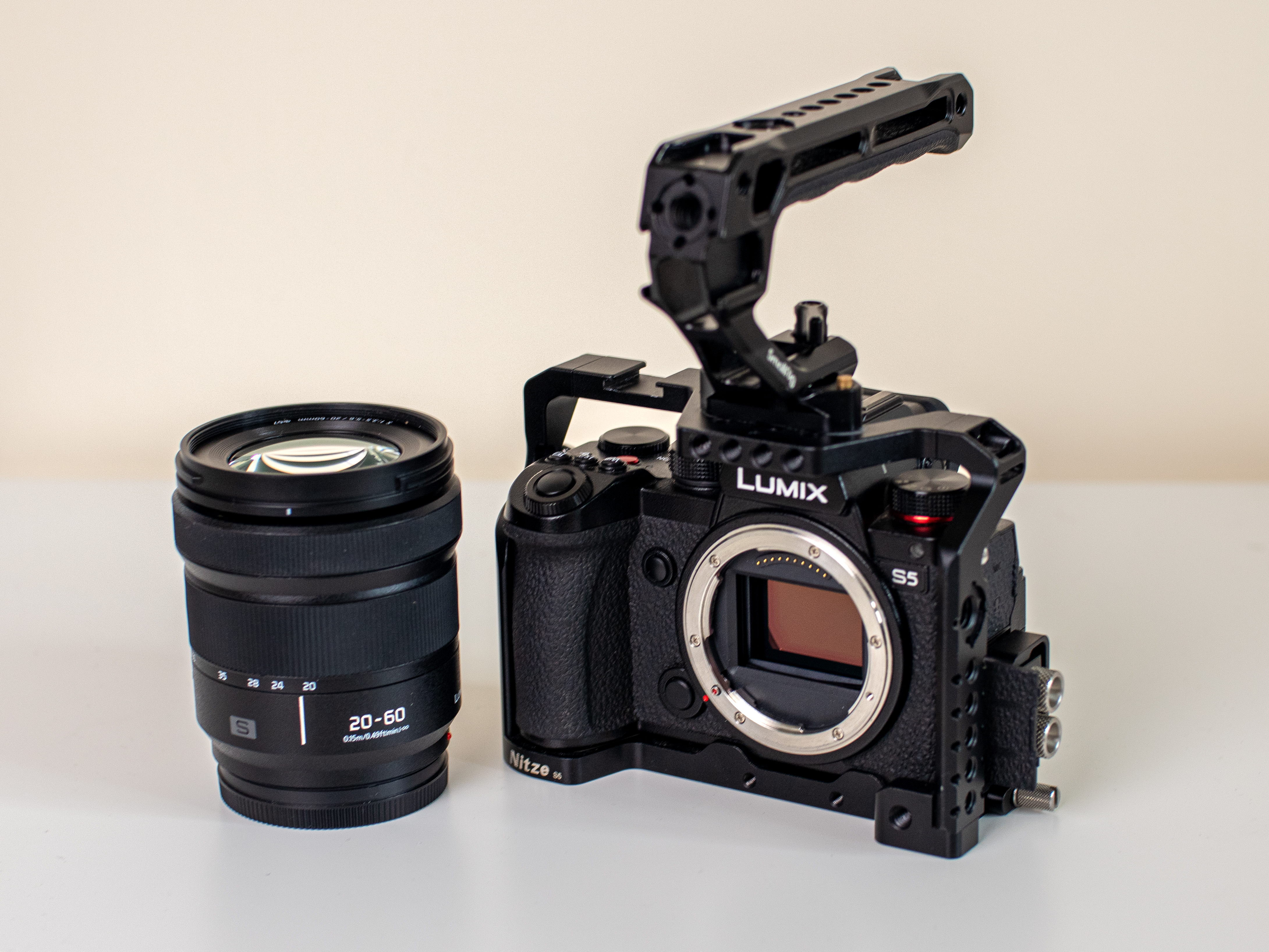 Panasonic lumix s5 + 20-60mm zoom lens + cage & top handle