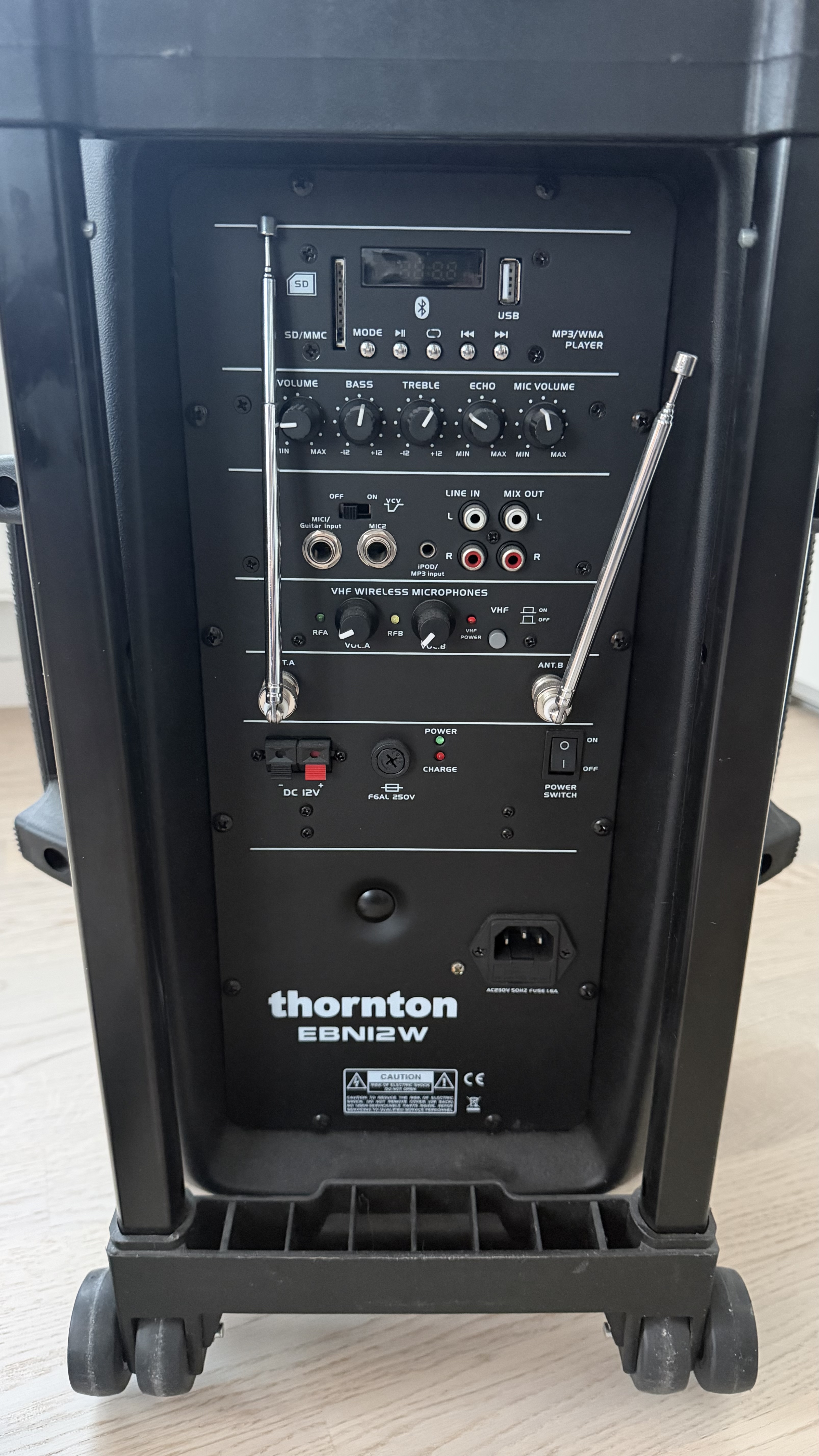 Bärbar högtalare för fest/bröllop (150w) med 2 trådlösa mikrofoner