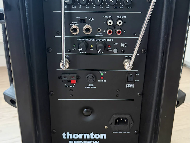 Bärbar högtalare för fest/bröllop (150w) med 2 trådlösa mikrofoner