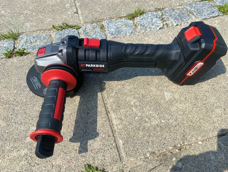 Kraftfull vinkelslip med batteri