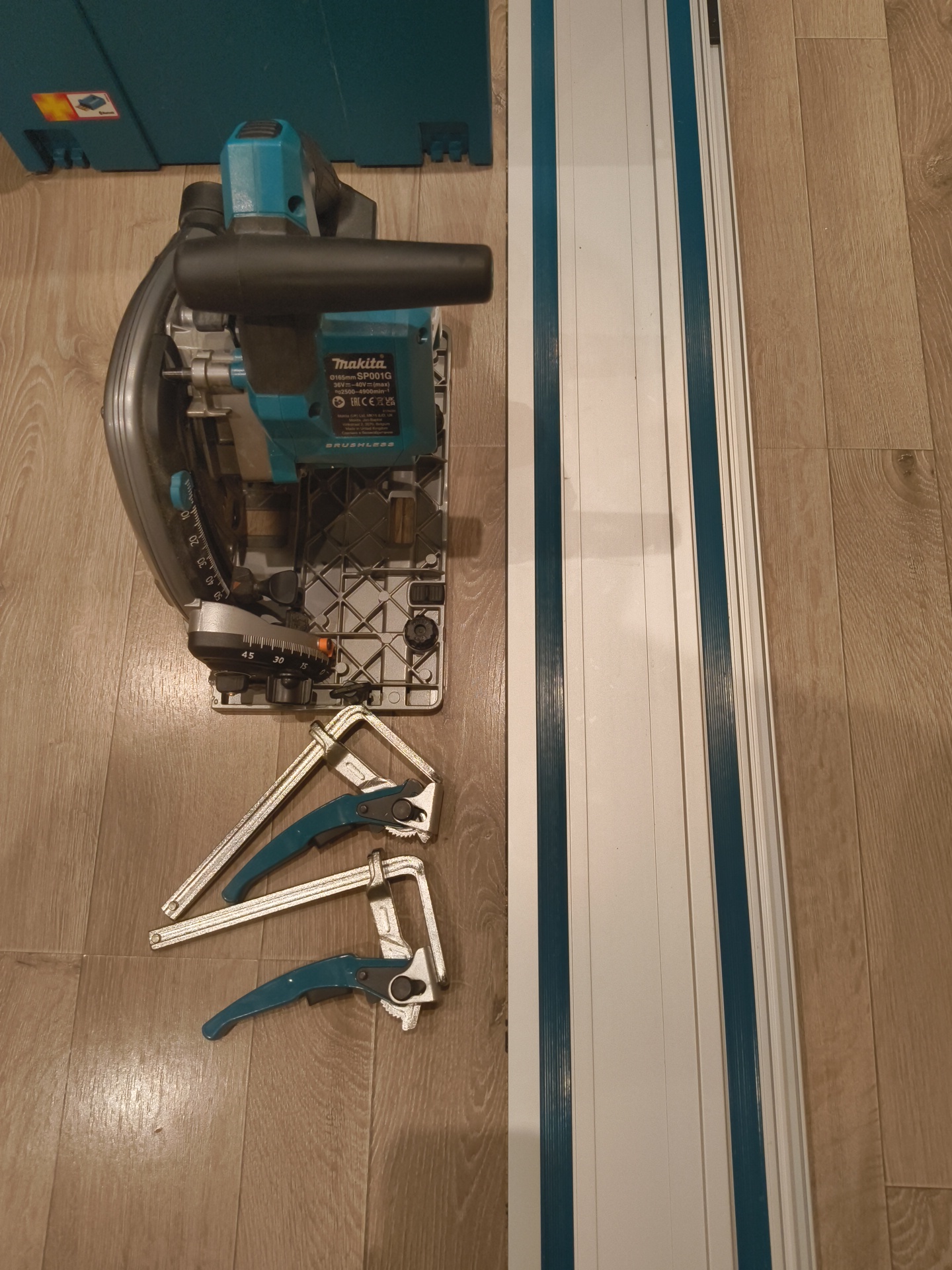Makita xgt 40v sladdlös styrskenesåg (dyksåg) med skena och klingor