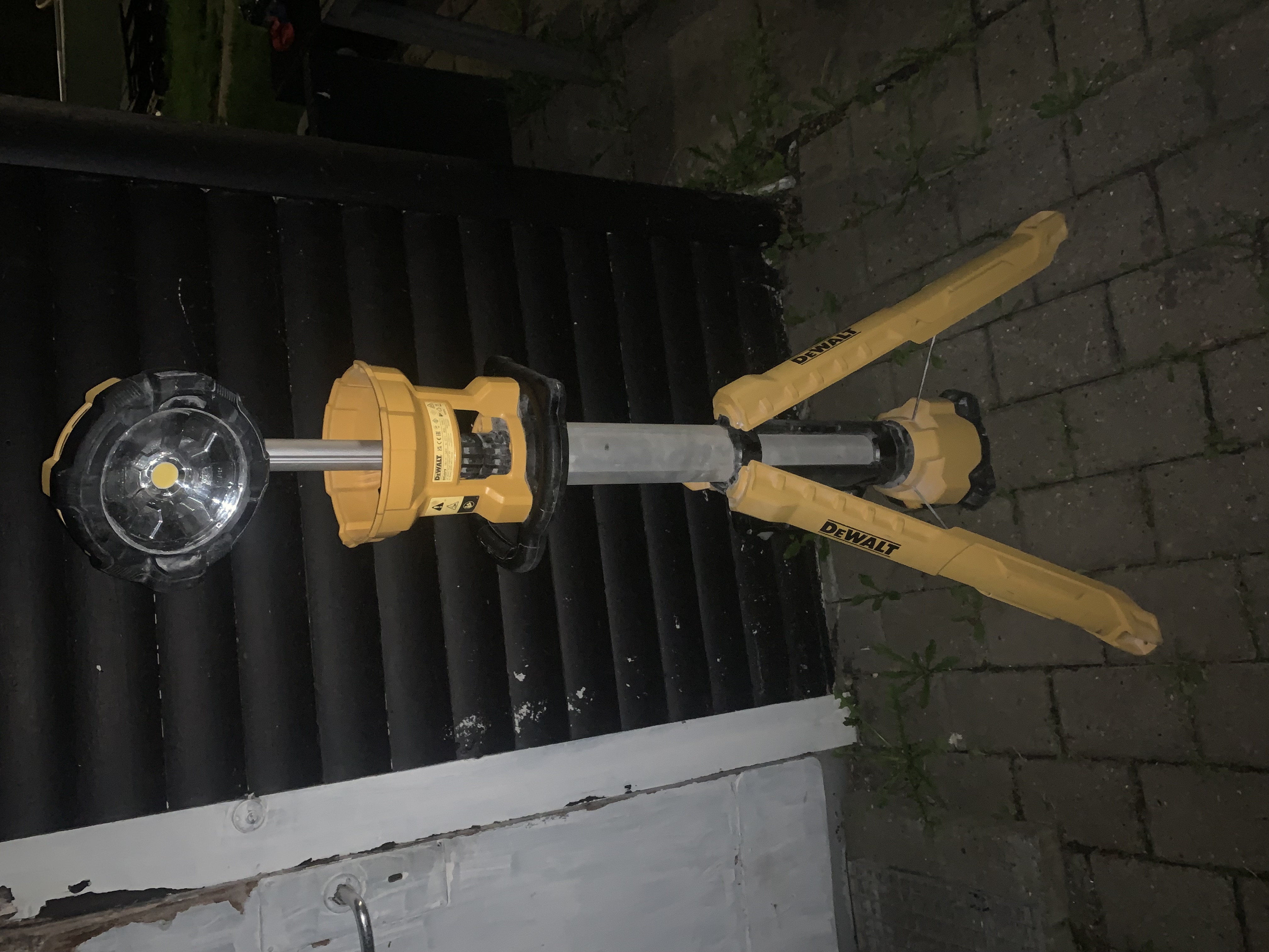Dewalt arbejds-/byggepladslys på stativ udlejes