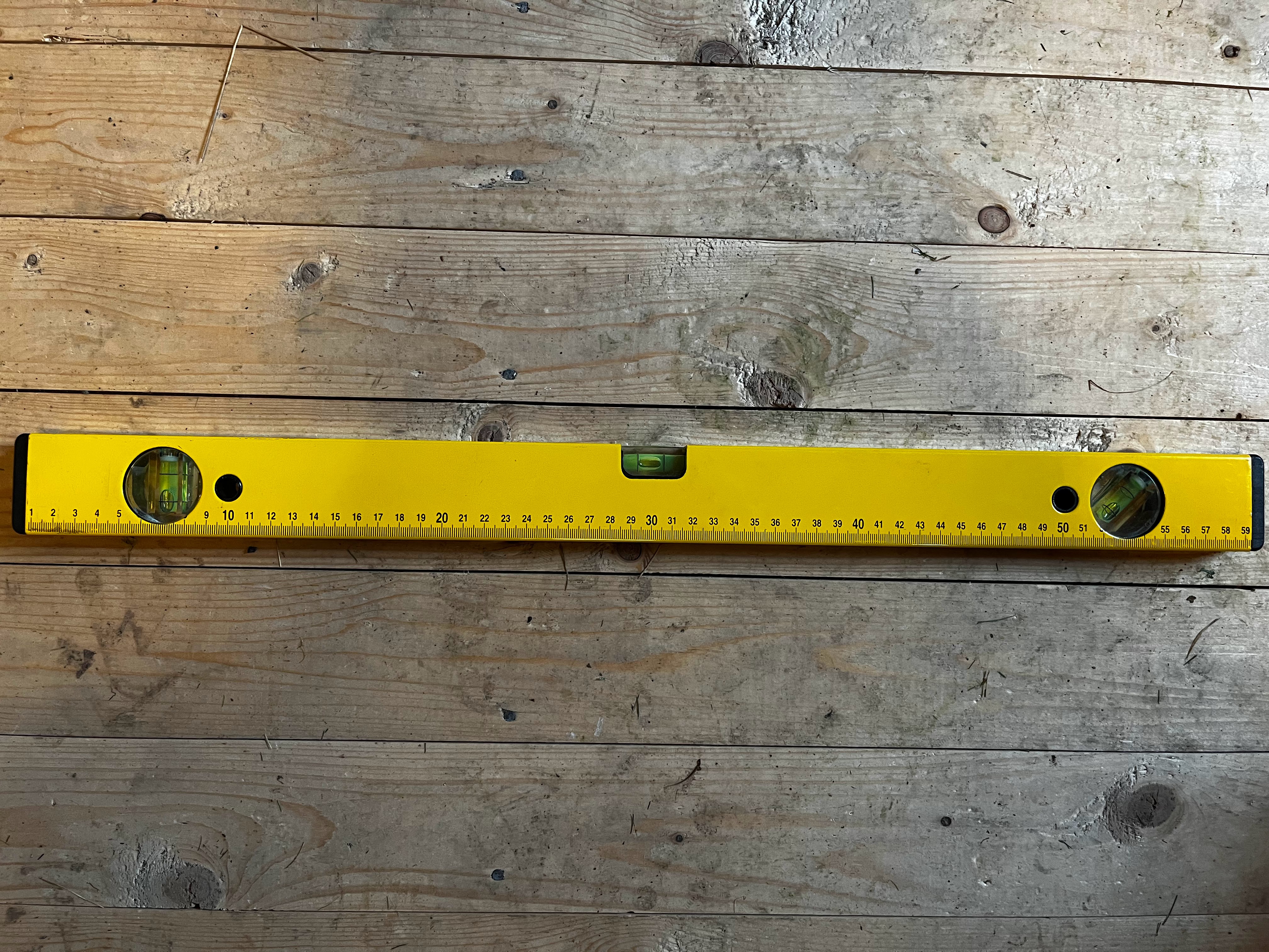 Praktiskt vattenpass med dubbla mätare och centimeter