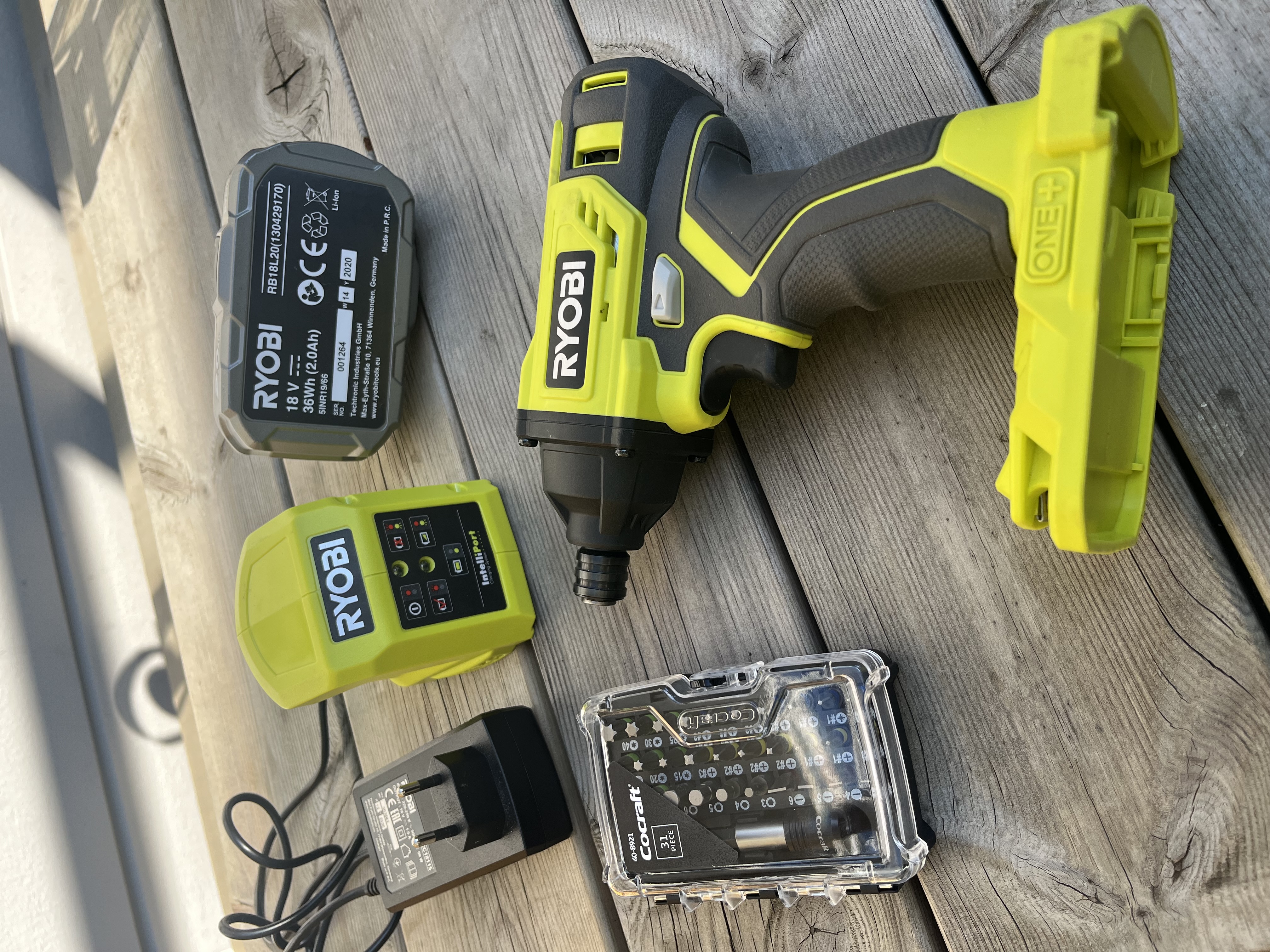 Slag-skruvdragare ryobi inkl. laddare, batteri och bits-set.