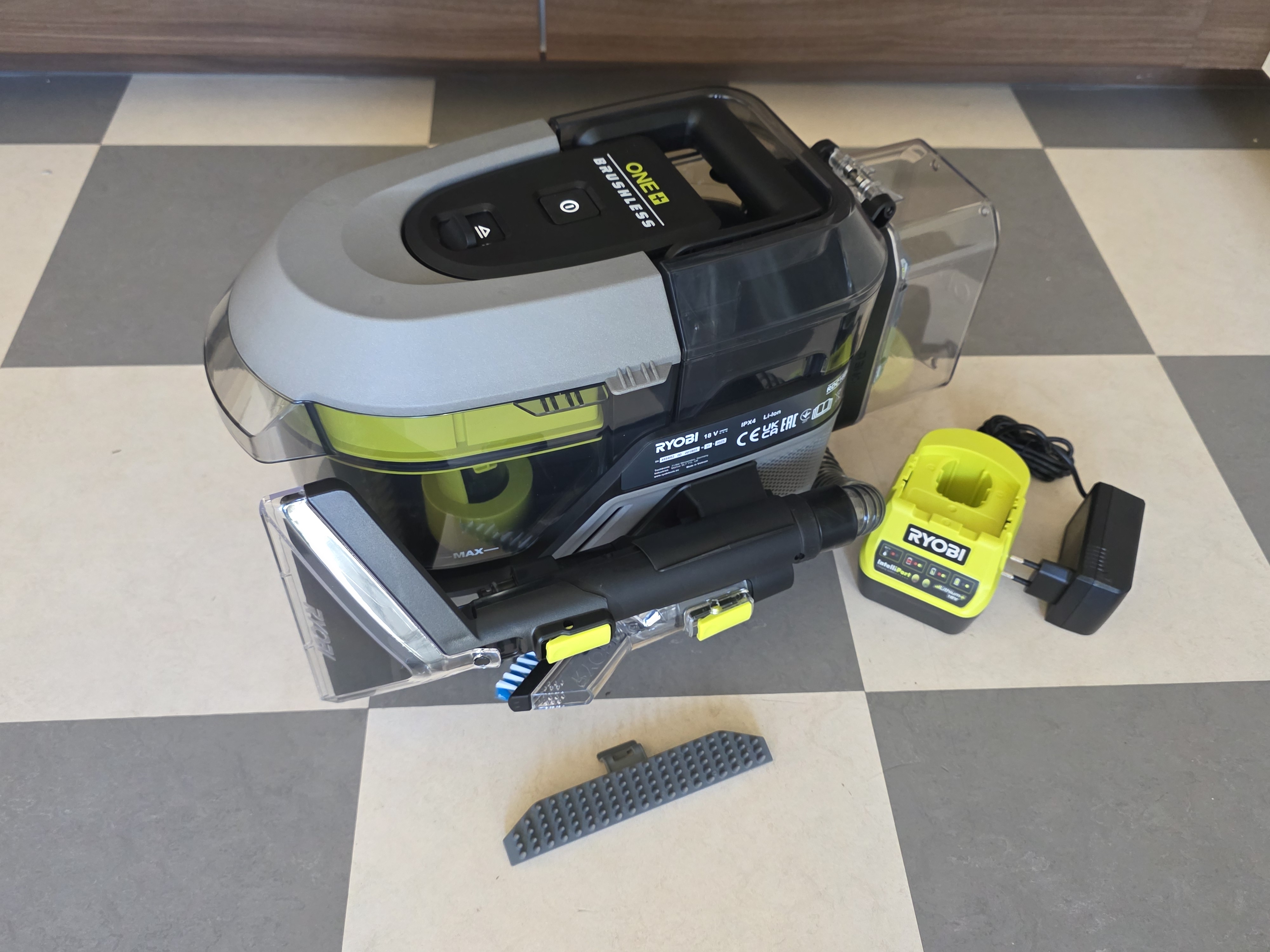 Ryobi sladdlös matt- & textilvårdsmaskin