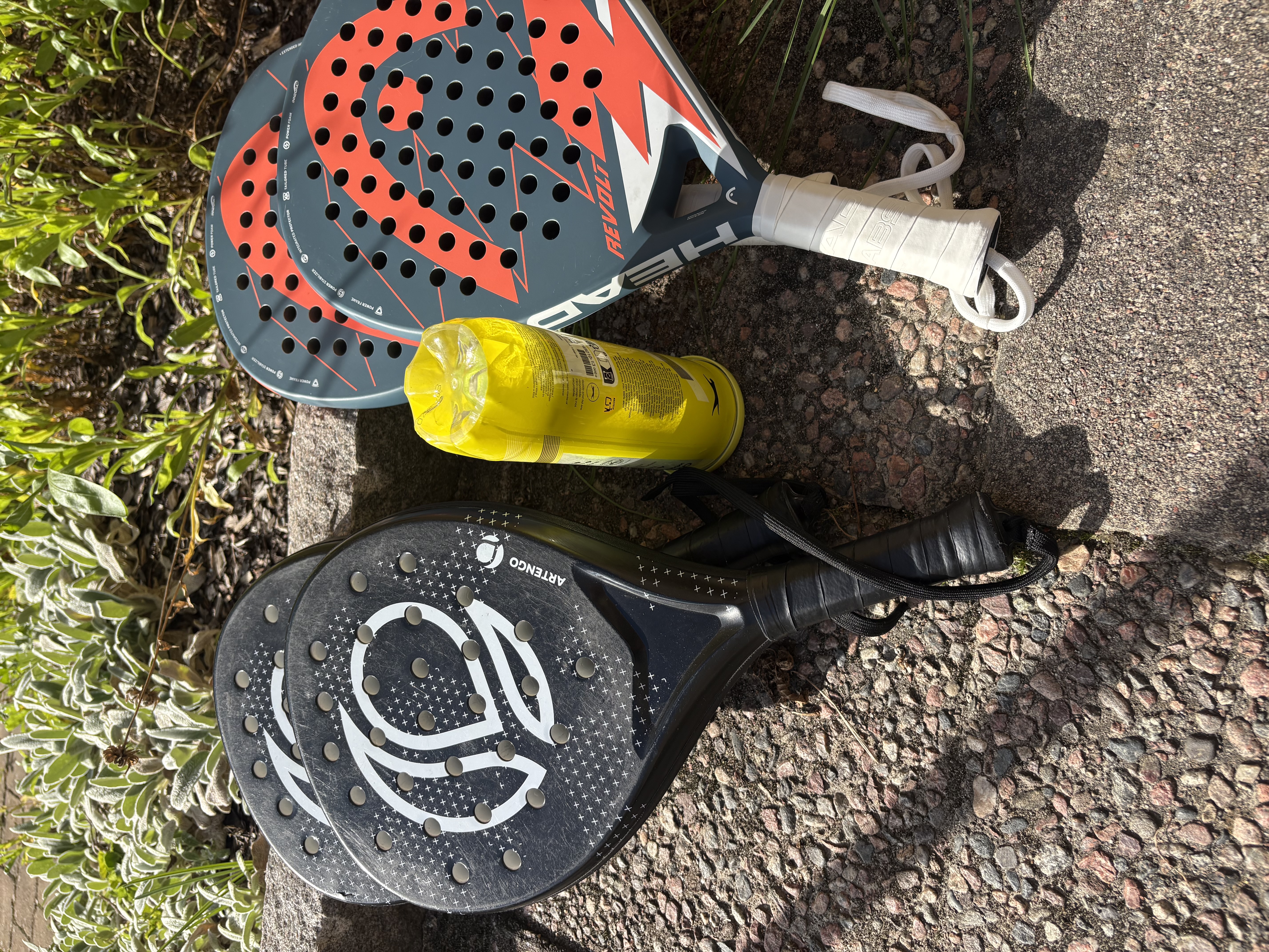 Padelracket (2 st head revolt + 2 st artengo) med bollar