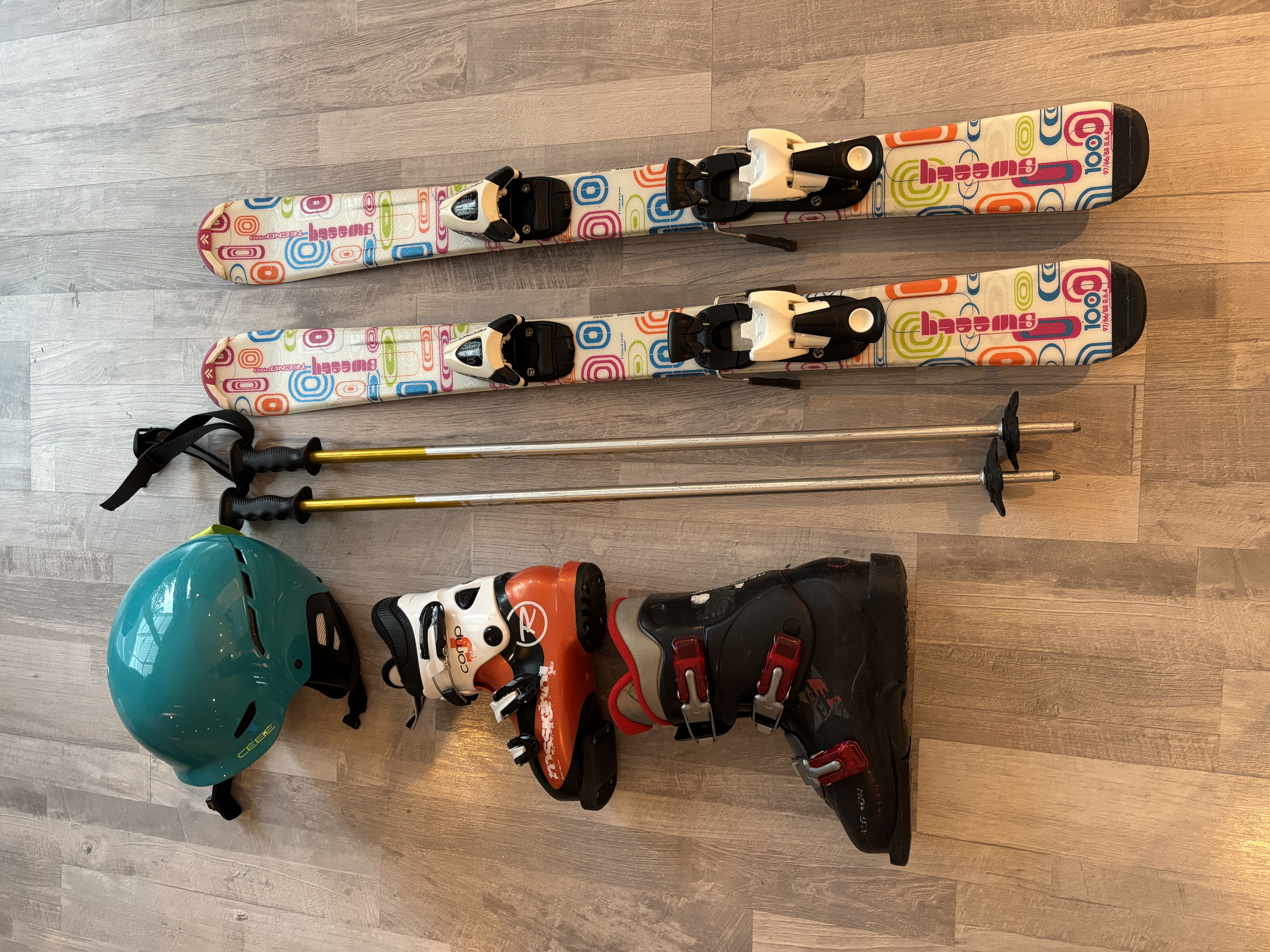 Skidor, pjäxor, hjälm och stavar barn