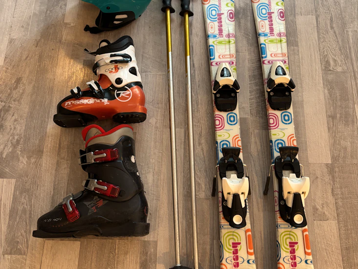 Skidor, pjäxor, hjälm och stavar barn