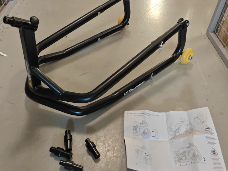 Moottoripyörän etupään huoltopukki