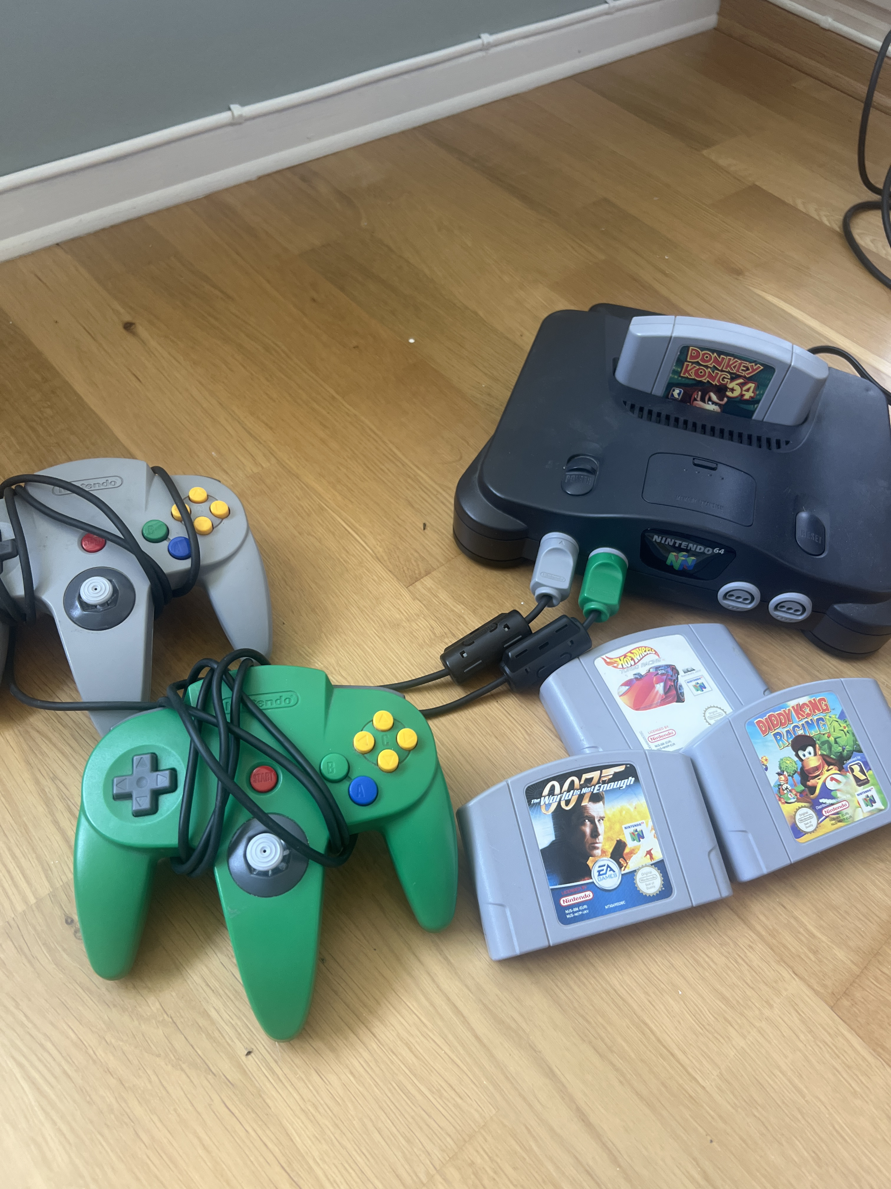 Nintendo 64 med 2 kontroller, de morsomste spillene! 
