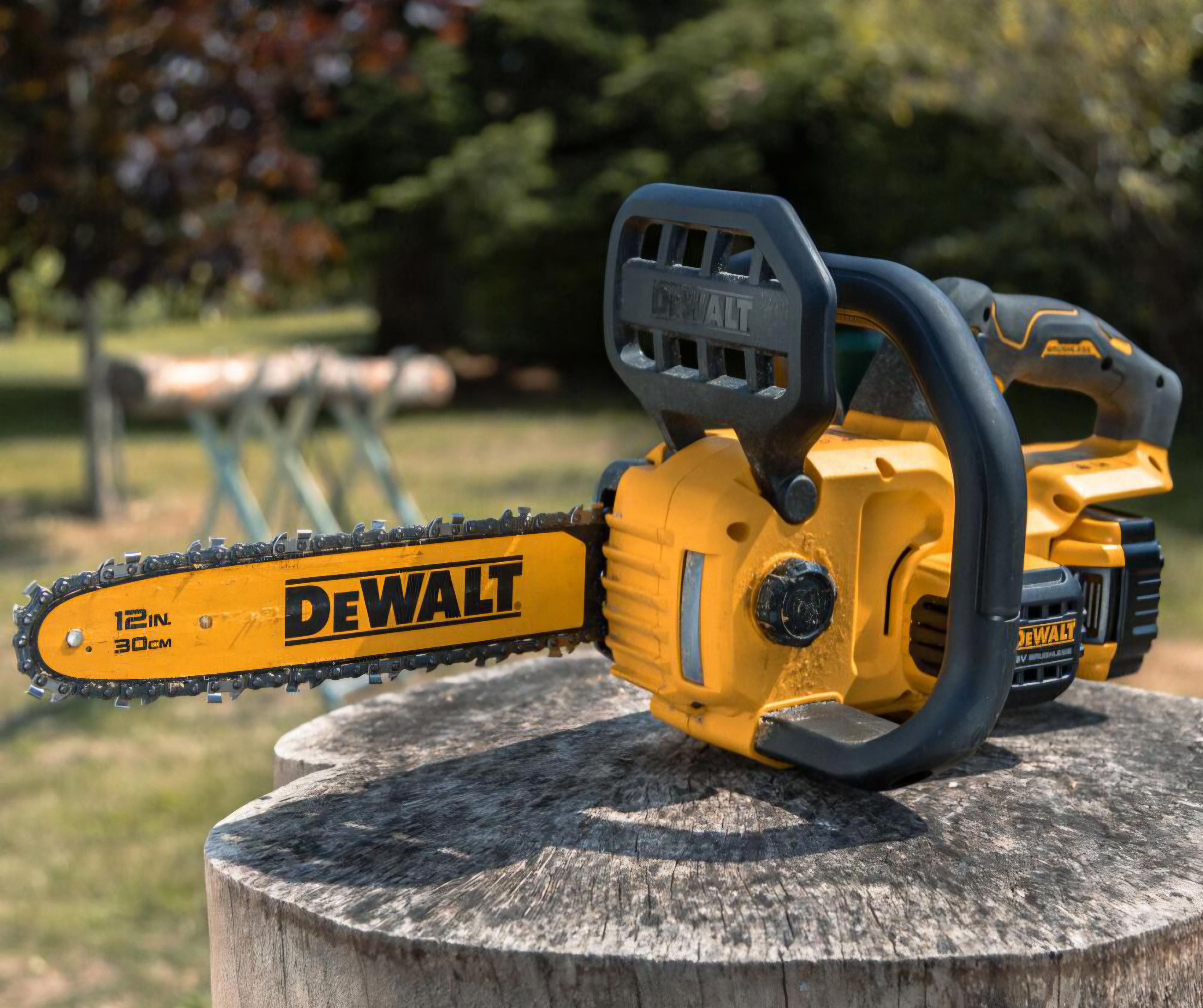 Motorsåg batteridriven dewalt 18v – 30 cm svärd, lätt & tyst (batteri + laddare ingår)
