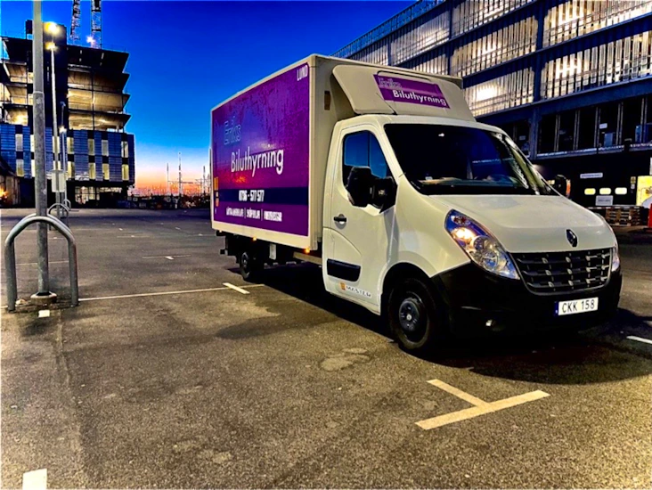 Lätt lastbil 18 kubik med lift