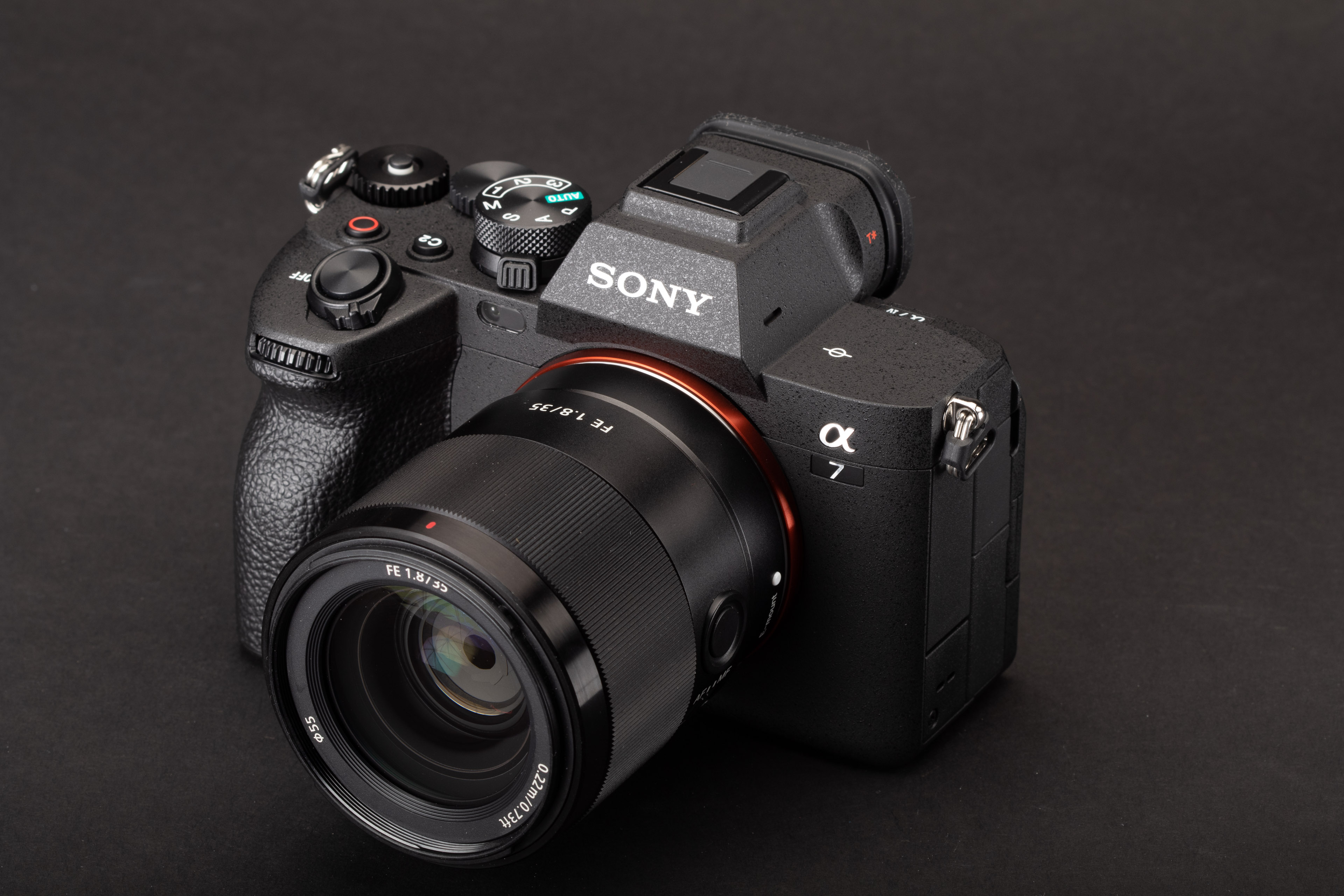 Sony a7iv with 35mm 1.8 + 3 batteries + 1 sd card 128gb