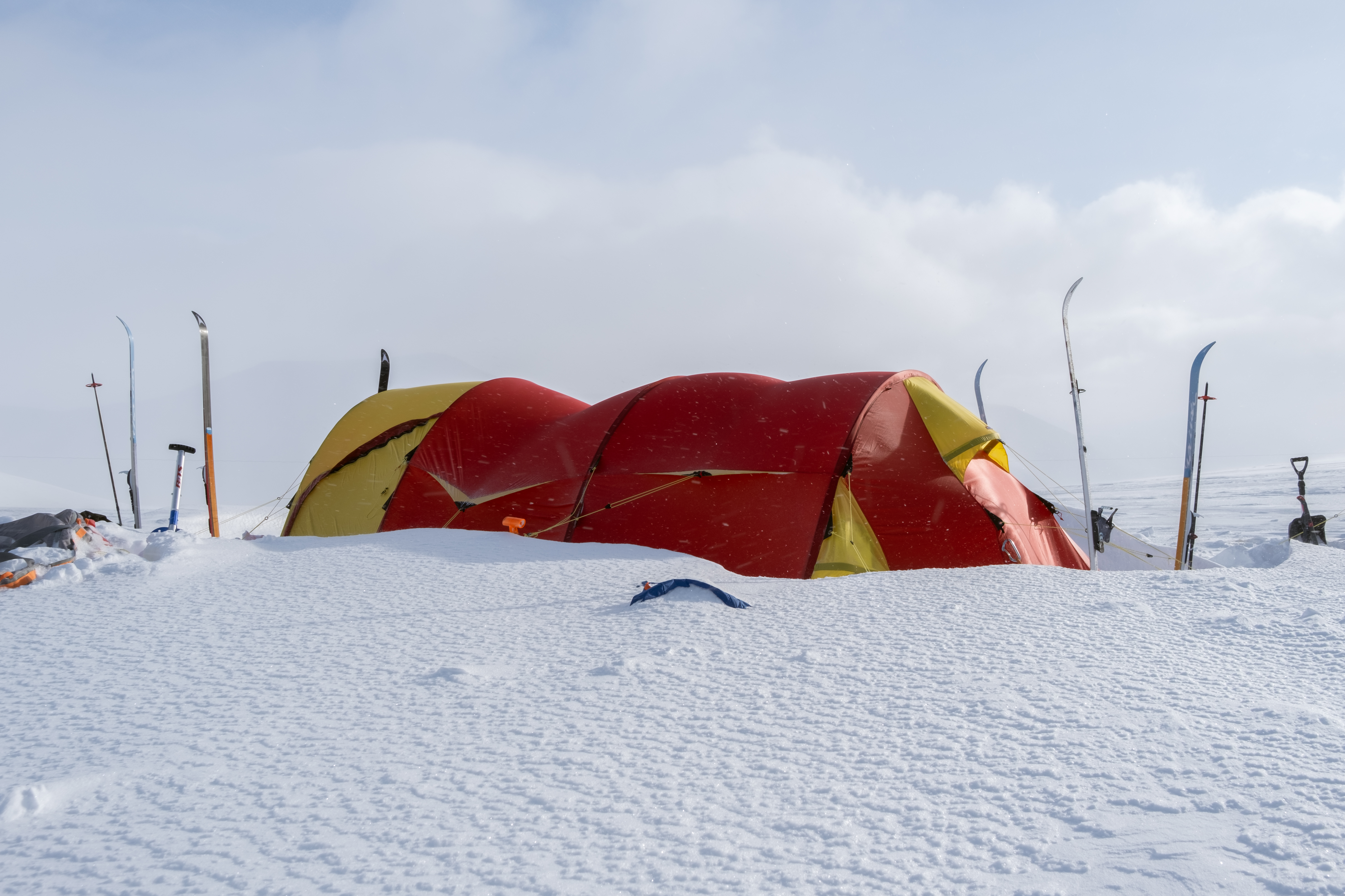Helsport spitsbergen x-trem 4 camp + snøplugger