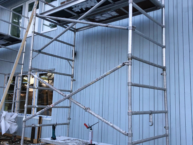 Stor byggställning med 3+1 platform