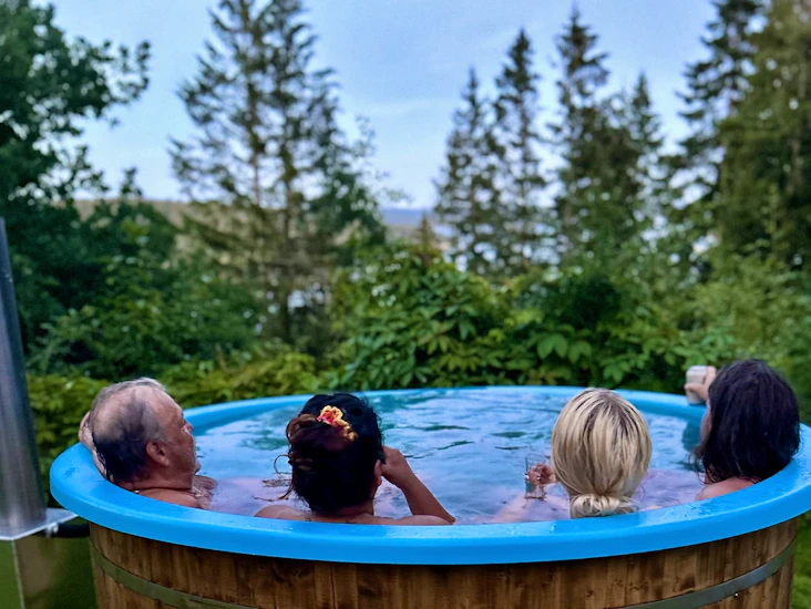 Vedeldad badtunna på släp – rymmer 8 vuxna | extern kamin