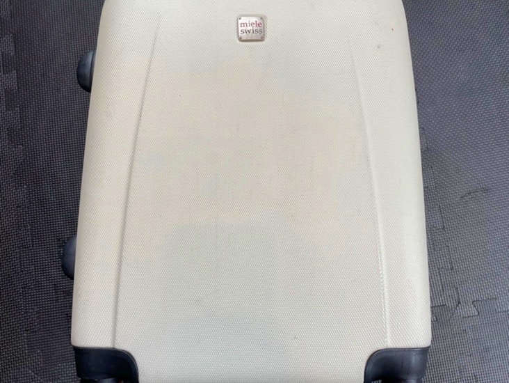 Hvit kabinkoffer i hardplast