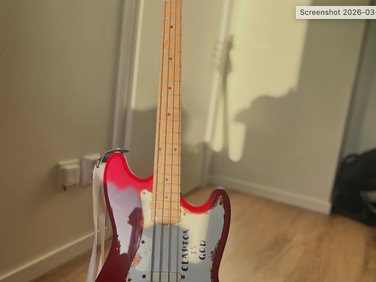 Bass guitar / elbas ( + vox mini amp)