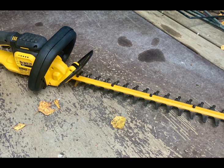 Akkukäyttöinen pensasleikkuri