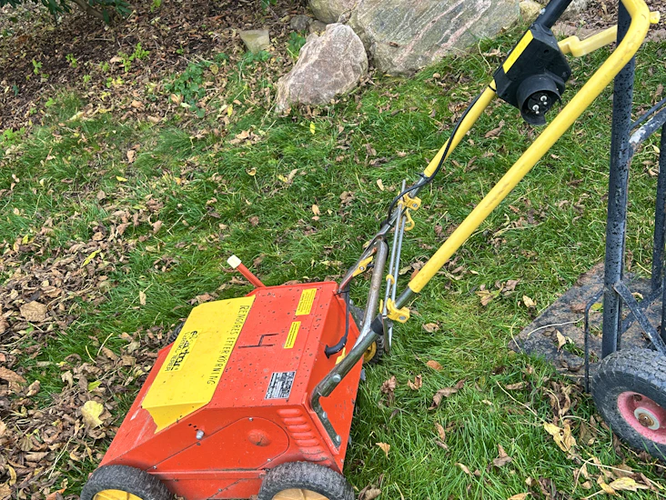 Vertikalskärare och mossrivare