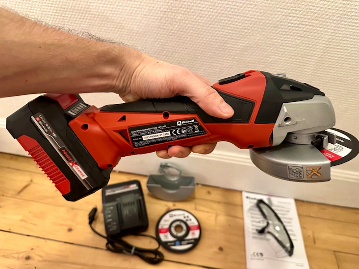 Batteri-vinkelslip, olika skivor