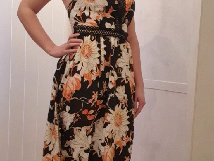 Nydelig blomstrete sommerkjole