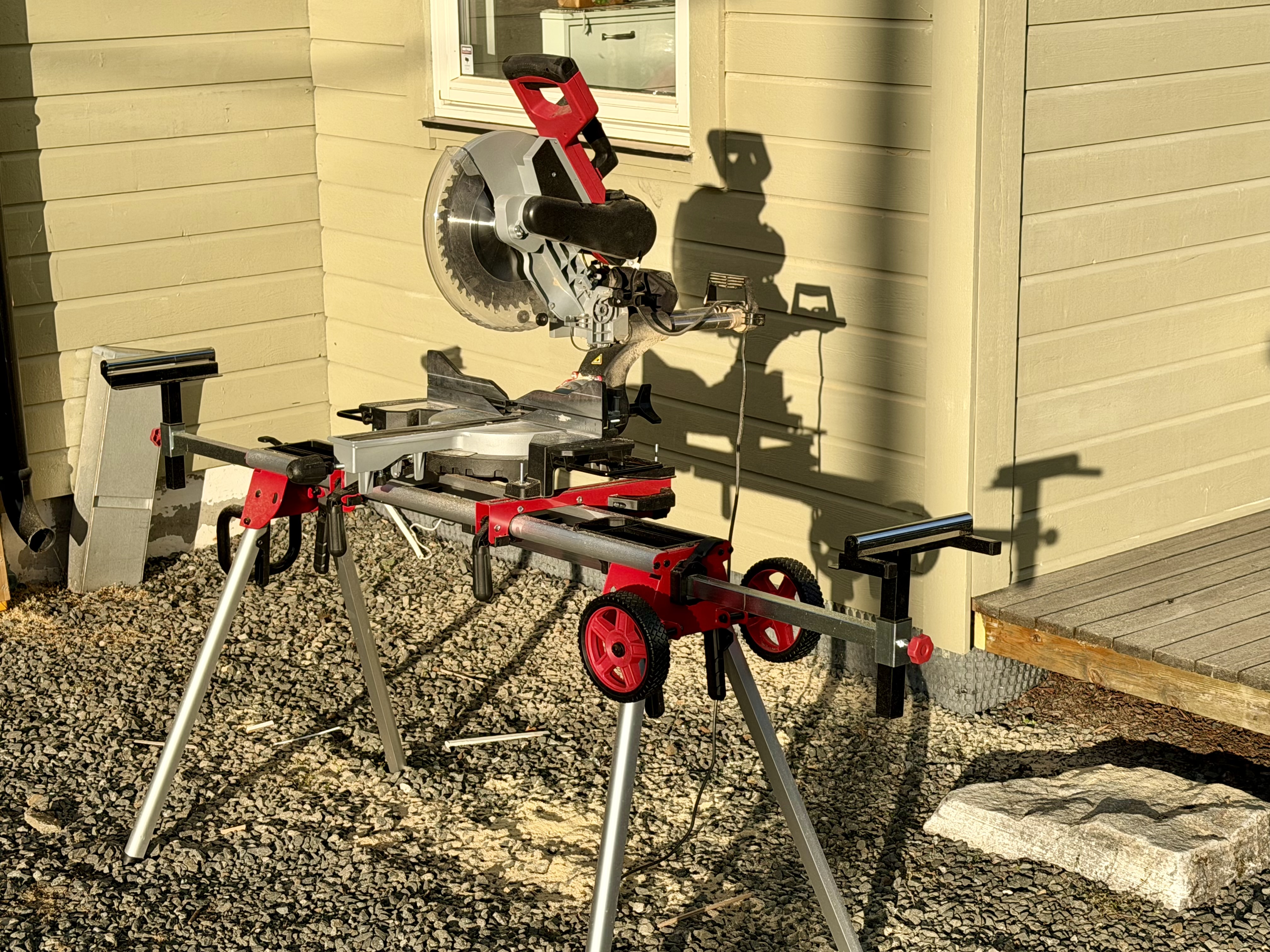 Kraftig kapp- og gjærsag inkl sagbord– meec tools 305 mm / 2000 w