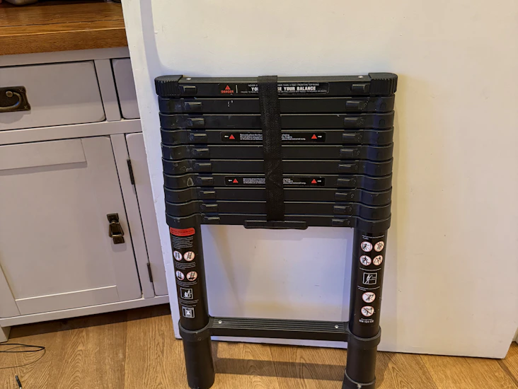 Portable telescopic ladder