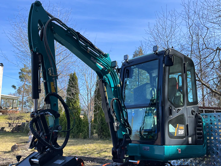 Uthyrning av 2-tons grävmaskin med tilt!