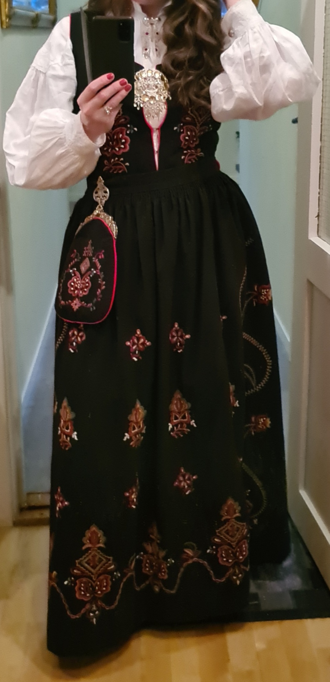 Sunnmørsbunad svart str.36-38/skjorte/søljer/sko/cape