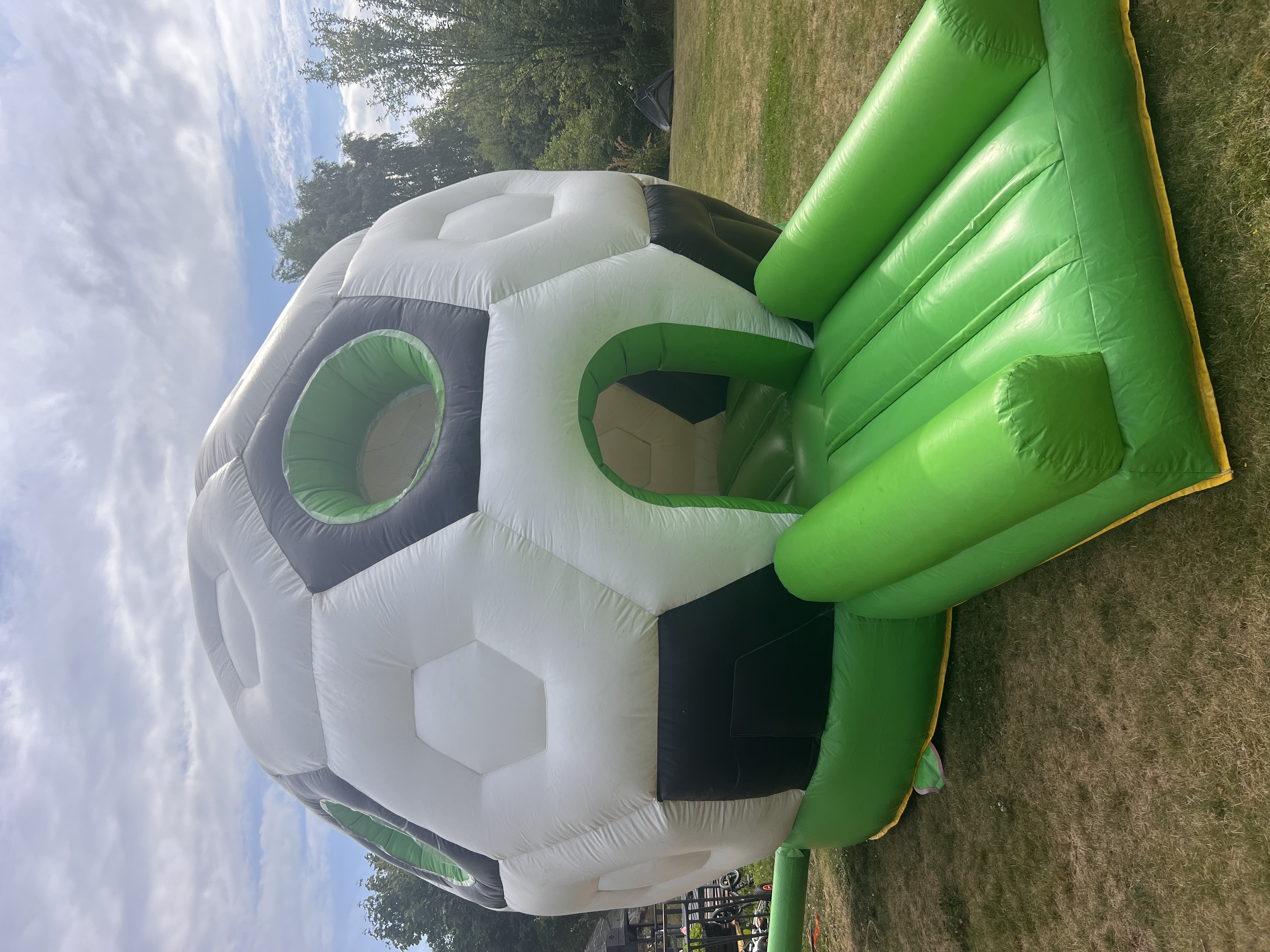 Fotbollshoppborg, hoppborg med tak