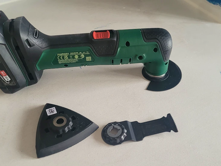 Multiverktyg bosch med batteri och laddare