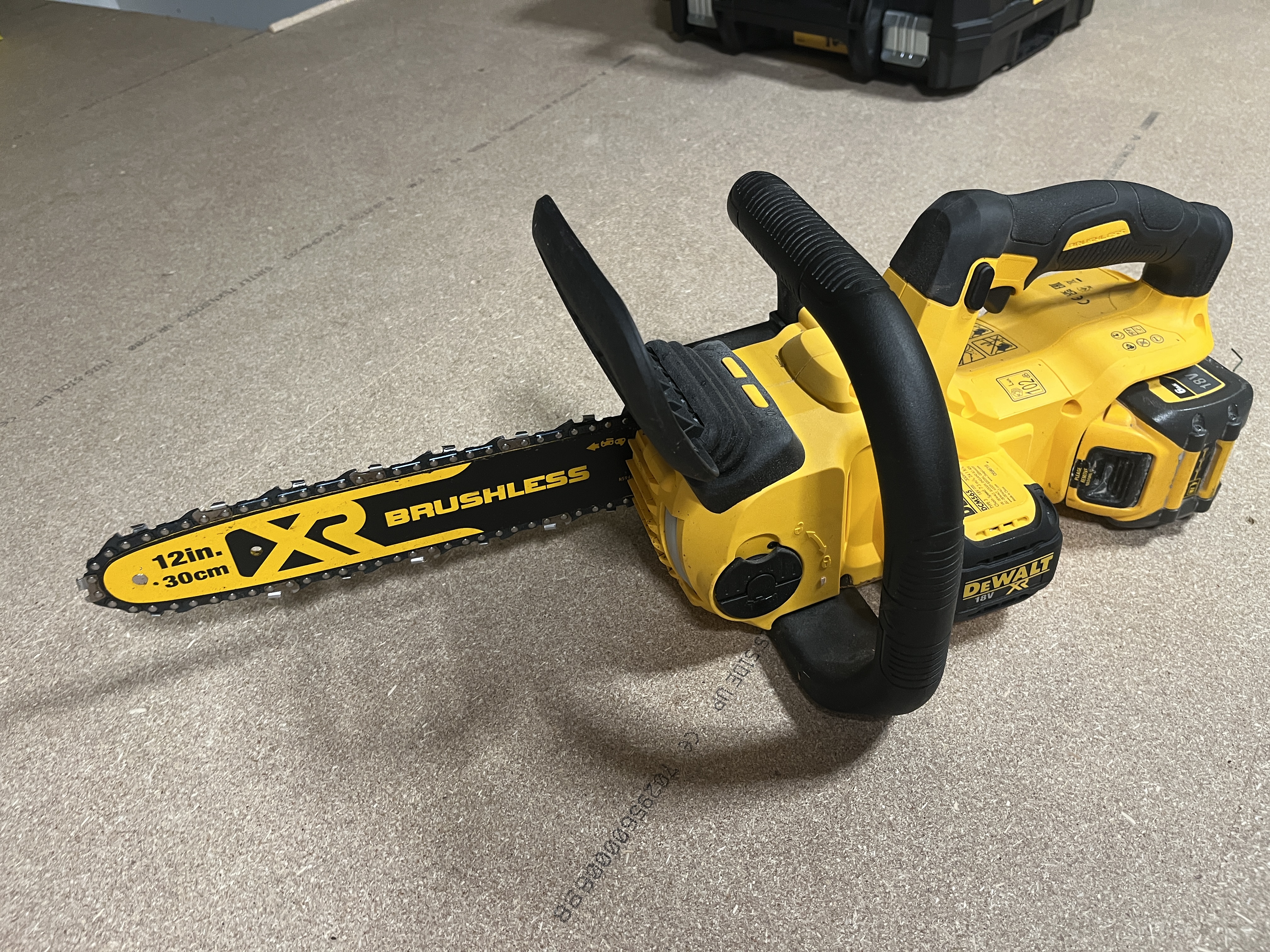 Batteridriven motorsåg dewalt 18v xr – 30 cm (12”) 
