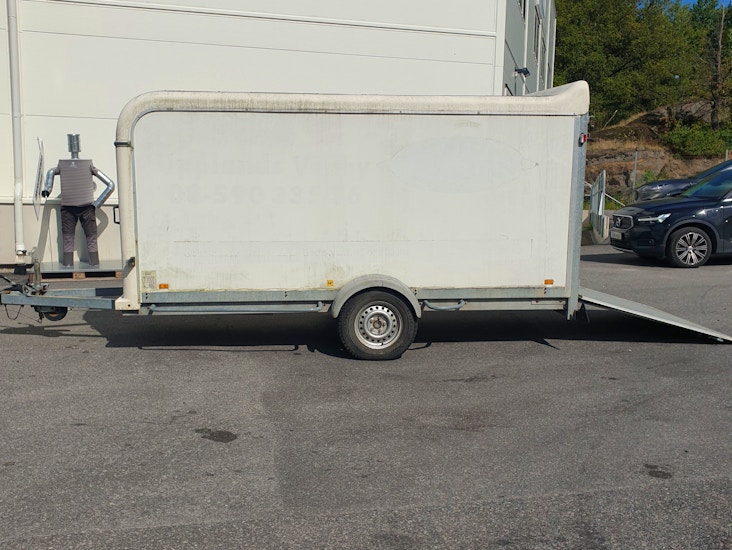 Skåpsläp med ramp bromsat 11 kbm släpvagn kåpsläp transportsläp flyttsläp