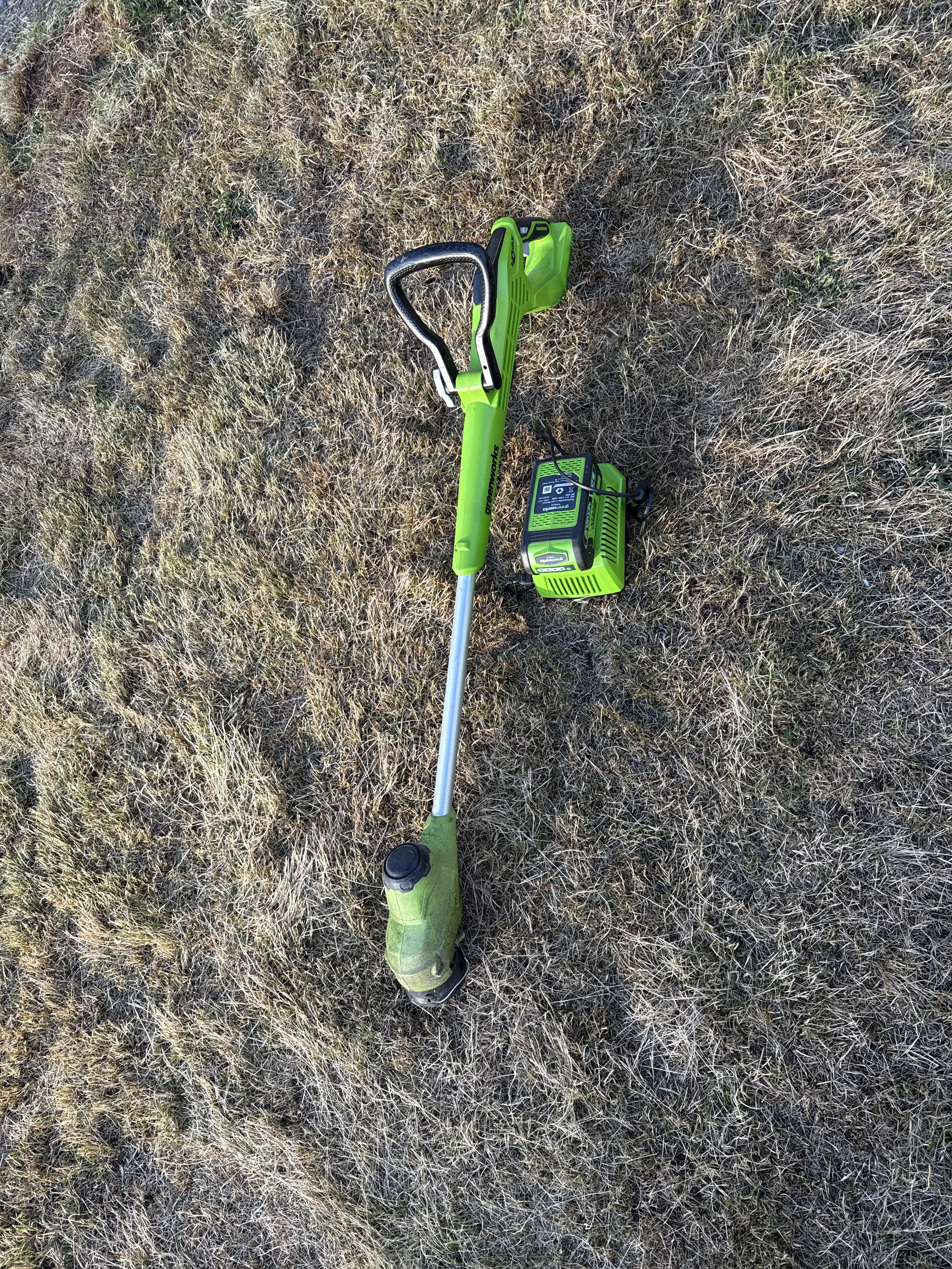 Gresstrimmer med batteri og lader