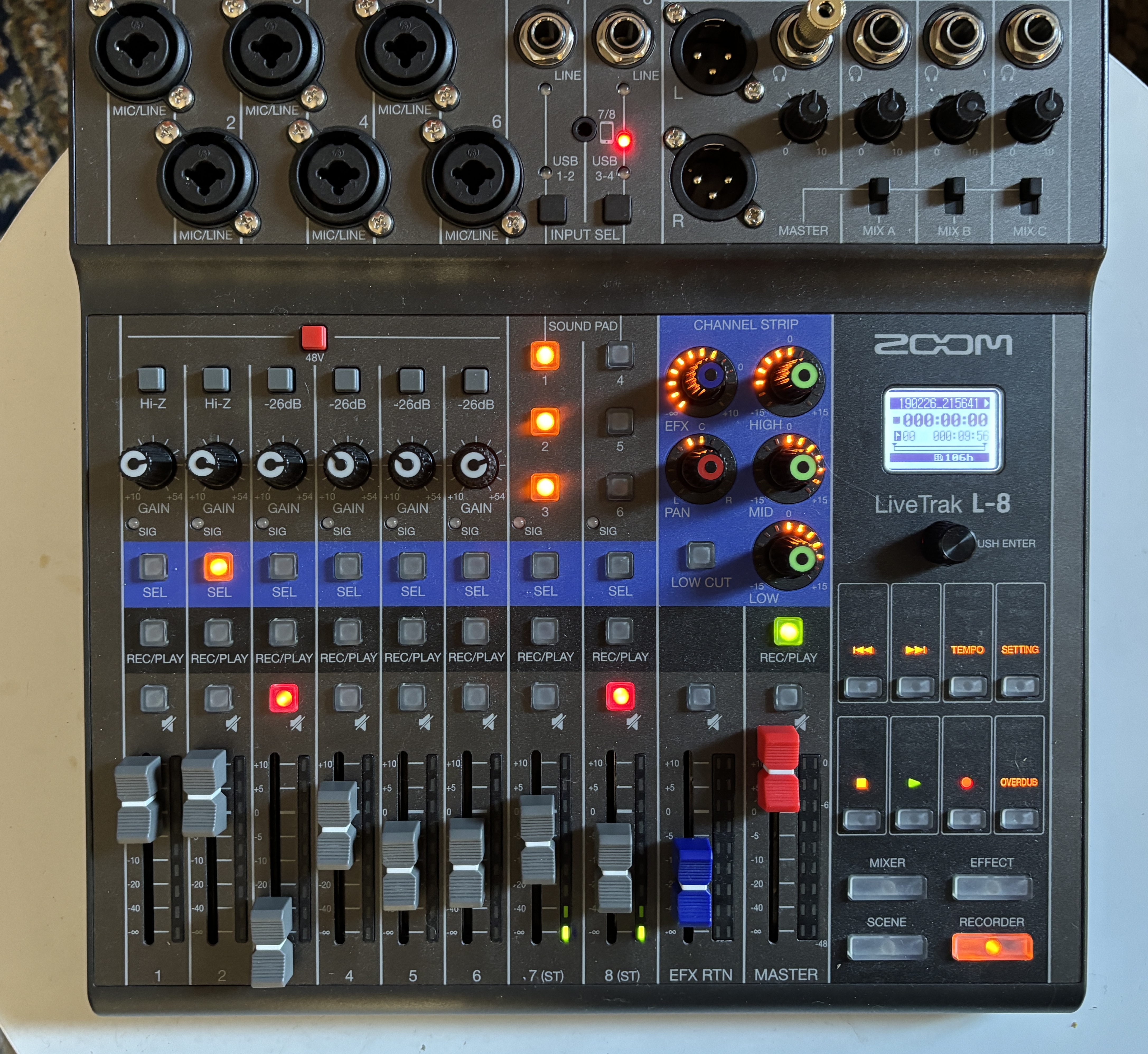 Zoom livetrak l-8 mixing desk