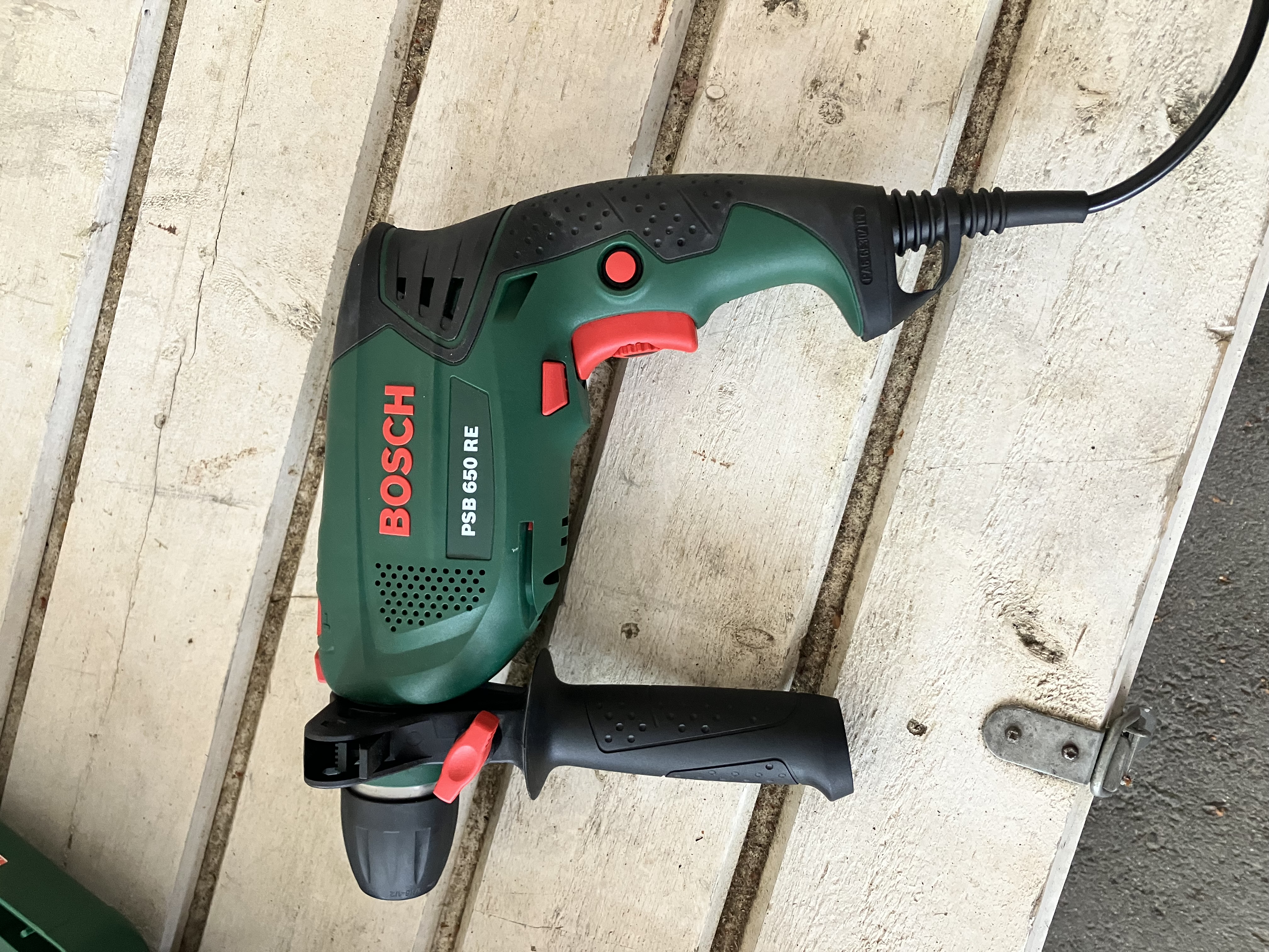 Tehokas iskuporakone bosch psb 650 re + teräsetti