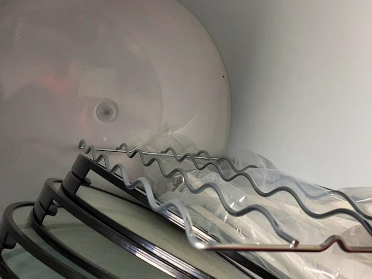 Juomacooleleita/jääkaappeja, tarjoiluastioita, pullonsulkimia juhliin