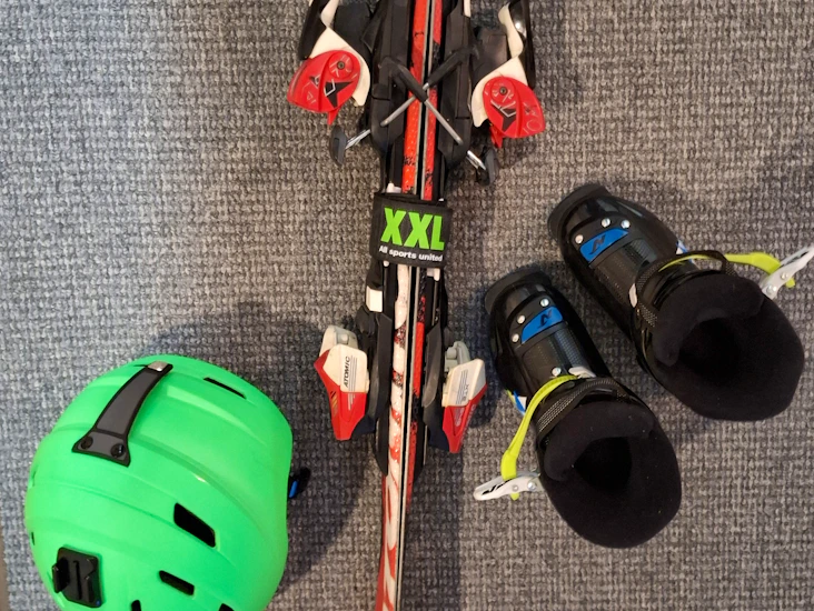 Lasten laskettelusetti (sukset, monot,kypärä)